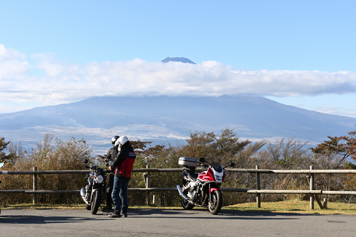 富士山を見つめる