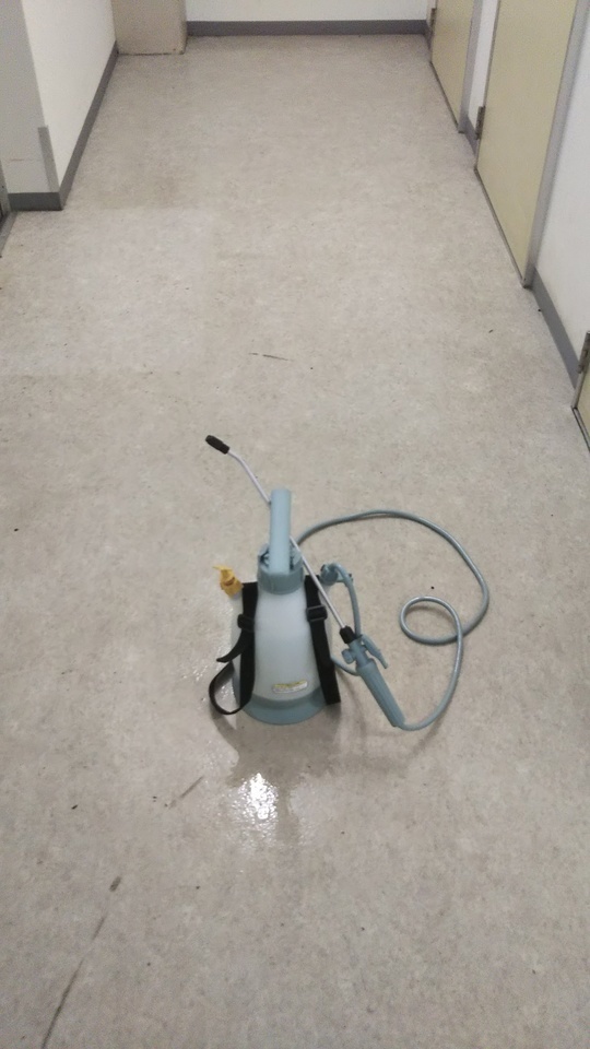 床にある噴霧器