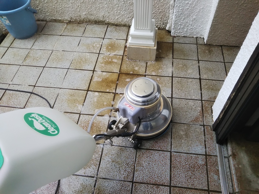 溶かしたワックスを擦る
