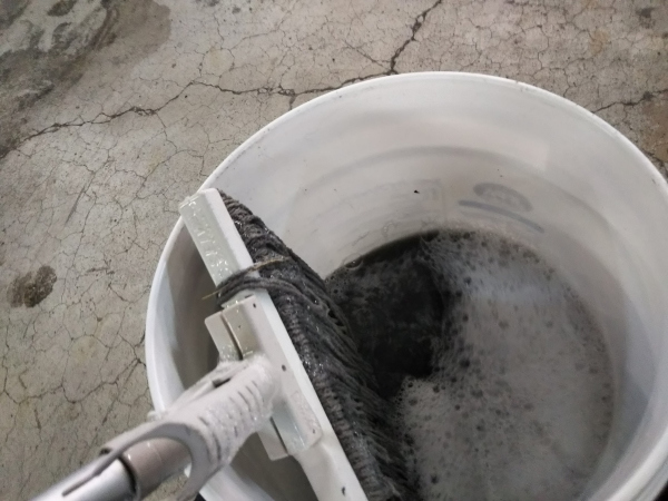 白ペール缶にある水で「モップを濯ぐ」