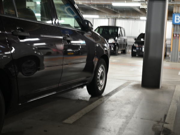 打ち合わせで駐車する作業車