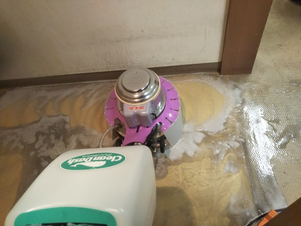 トイレ床を洗浄するポリッシャー