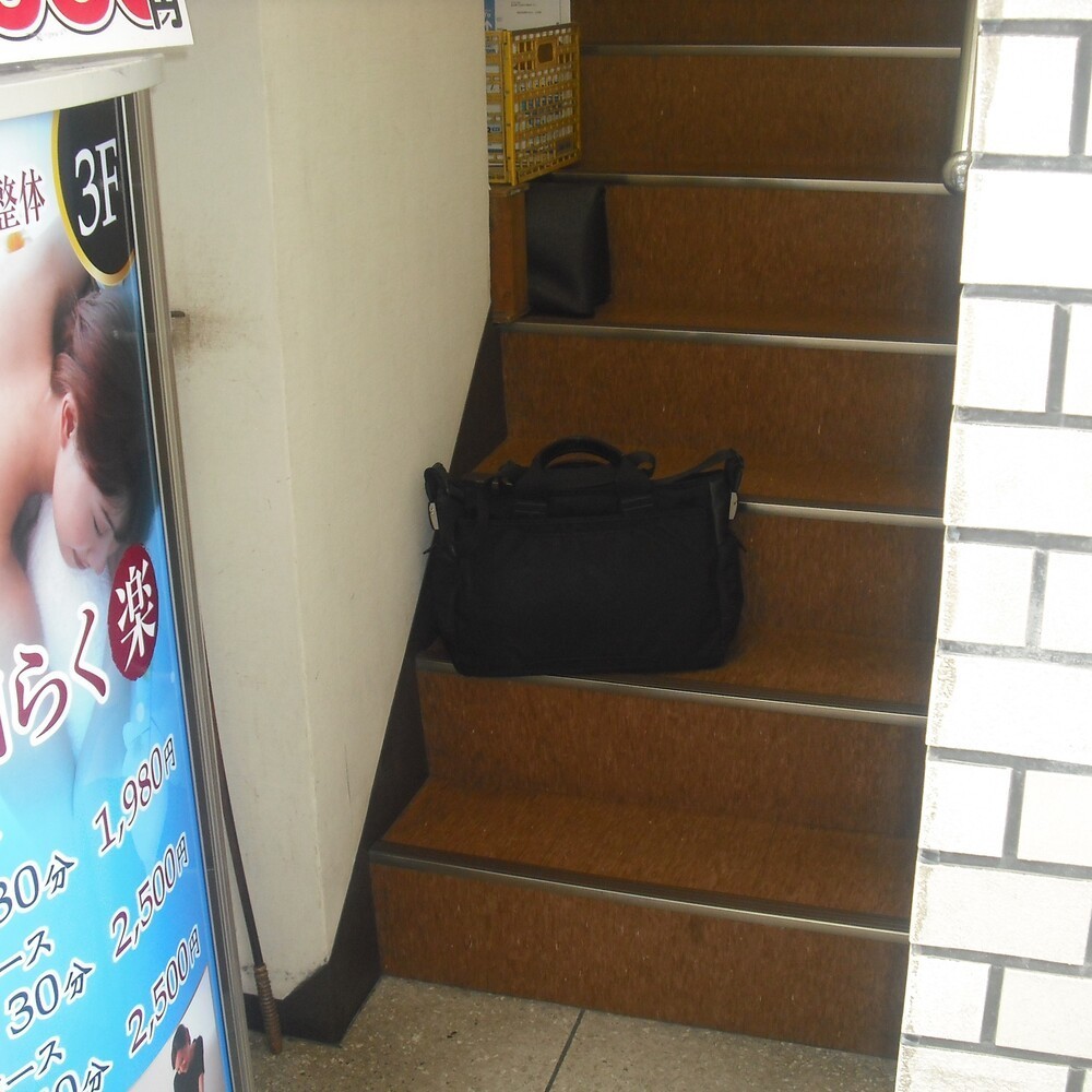 雑居ビル入口