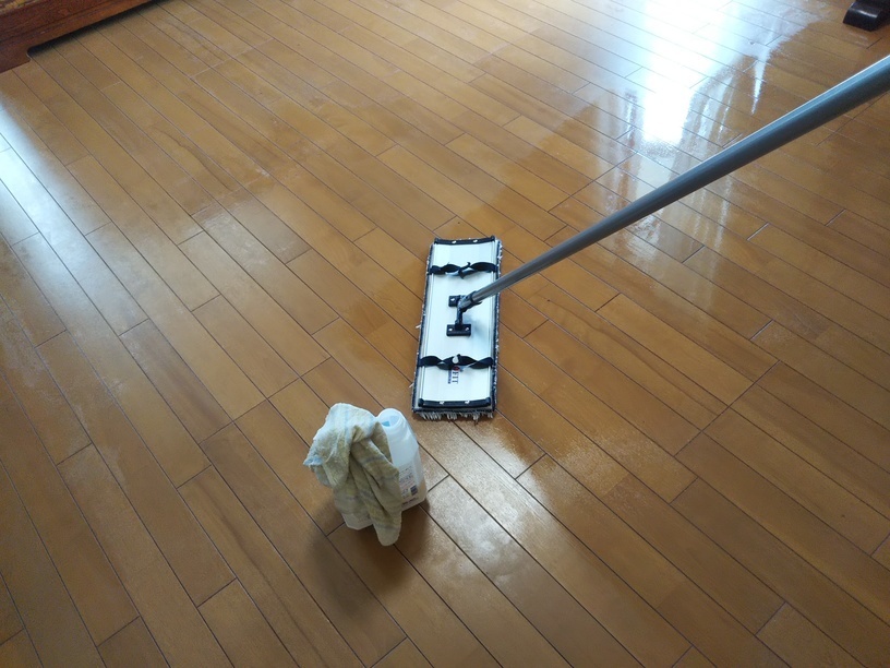 ワックス塗布作業中