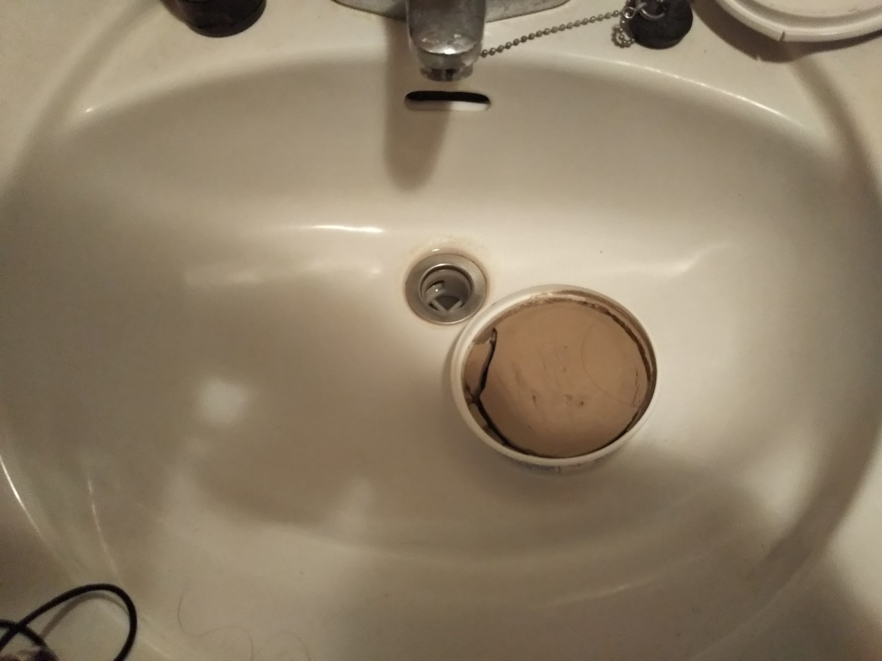 洗面台において水垢を除去する「ミネラルの塊」