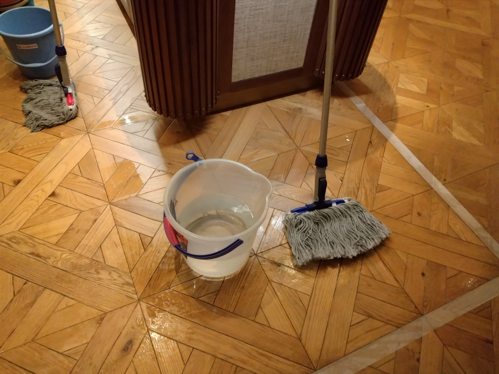 水入りバケツとモップ
