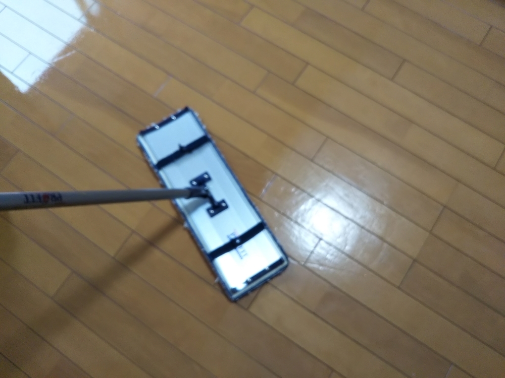 ワックスを塗布するフラッシュモップ