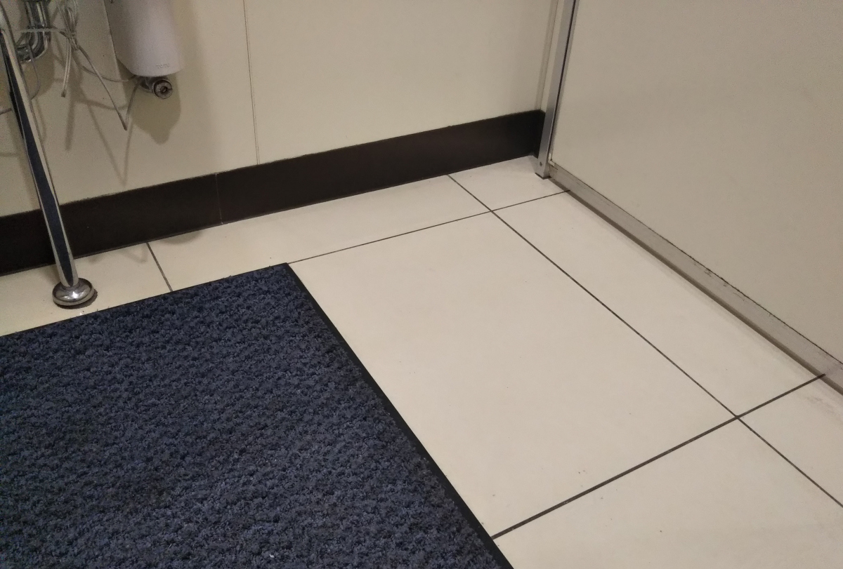 トイレ個室内・床のすみ