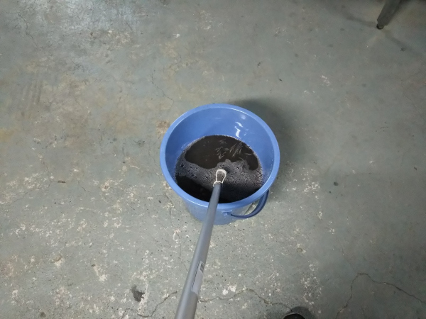 青バケツの水に「浸けたモップ」