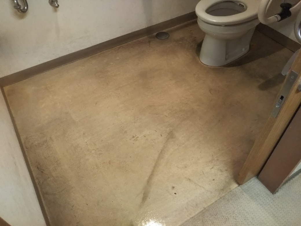 トイレ個室・汚れた床面