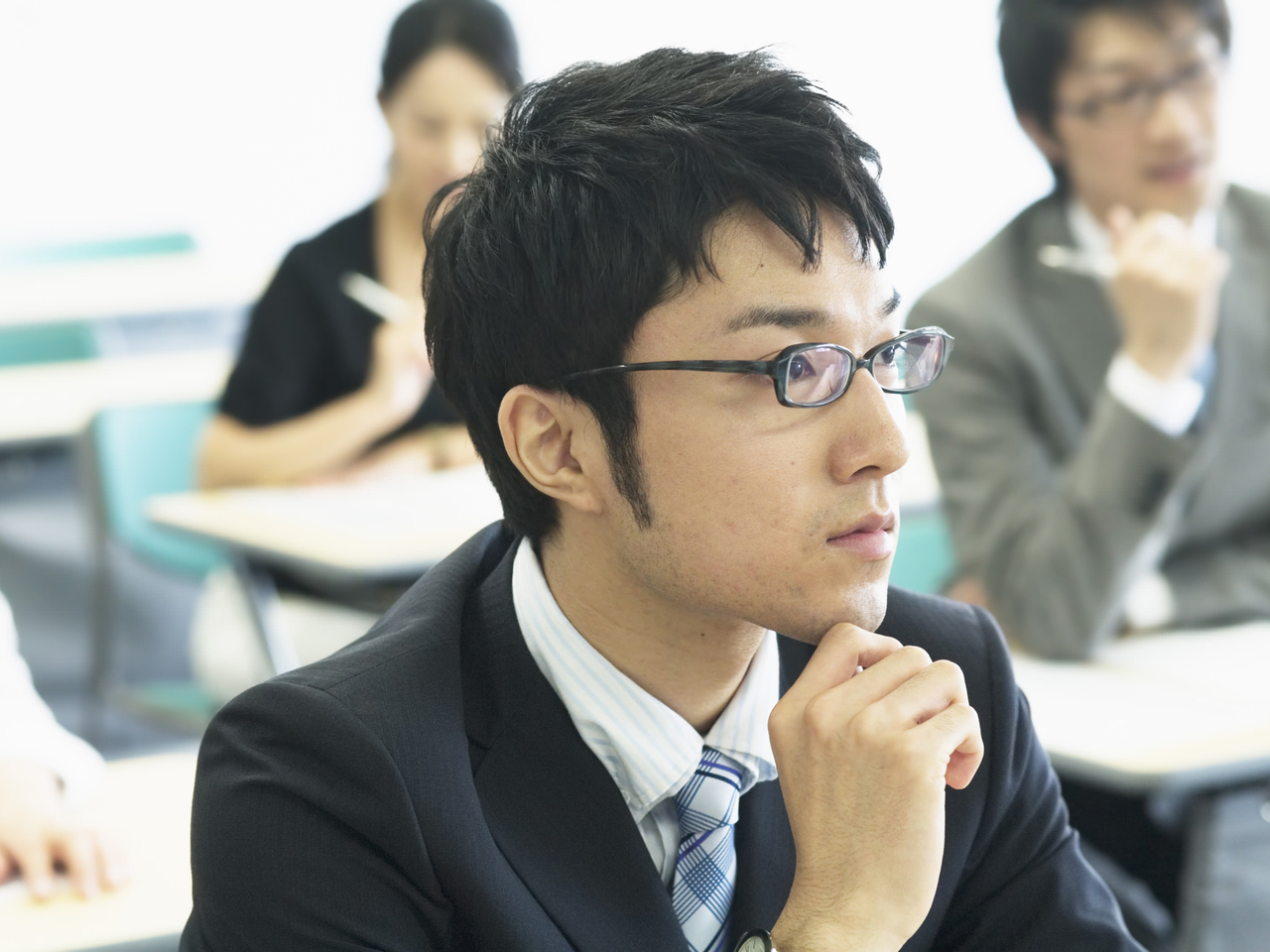 講義を受ける男性