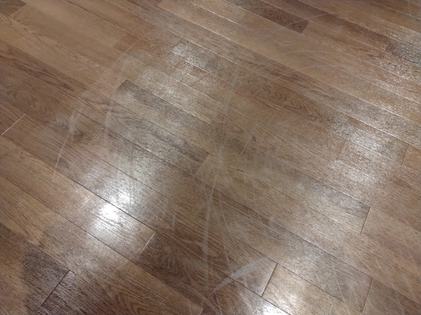 荒れて傷ついたワックス床