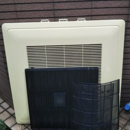 取り外したエアコン部品