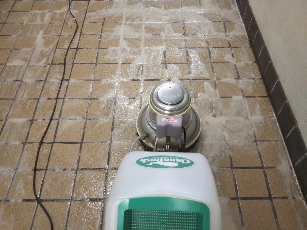 石を洗浄するポリッシャー