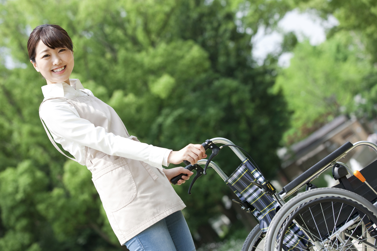 車いすと女性