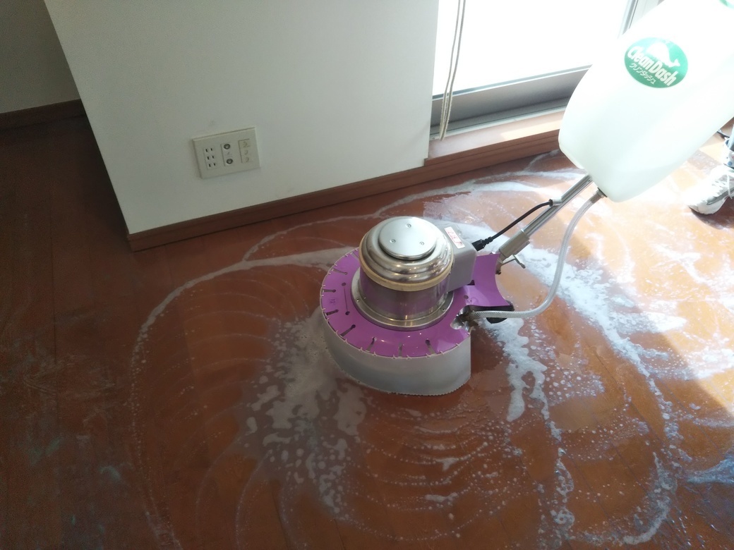 ワックスの汚れをポリッシャー洗浄する