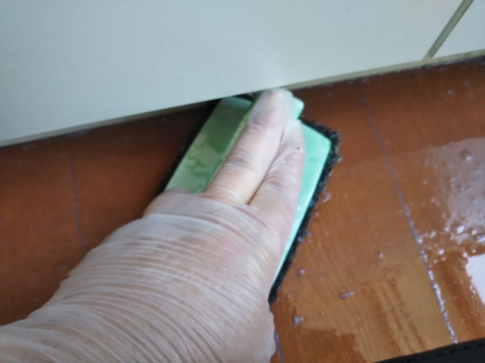 剥離作業：際を補修洗浄
