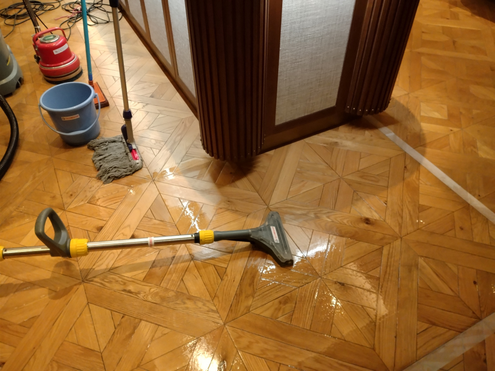 剥離作業：吸い上げ