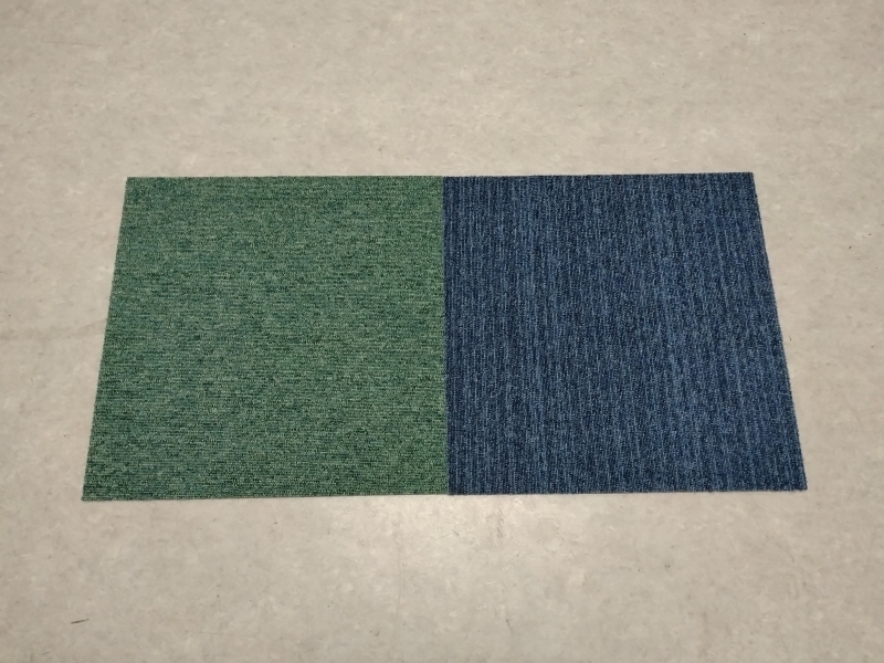 床に二枚のタイルカーペット