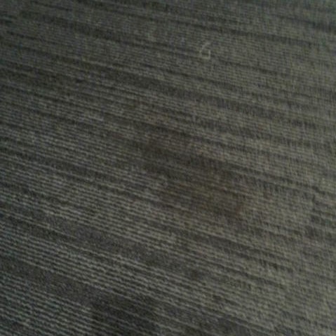 オフィスビル 染みで汚れたタイルカーペット