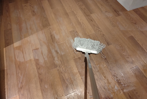 拭き上げるモップ