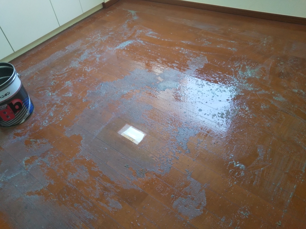 剥離剤を塗り込んだ床