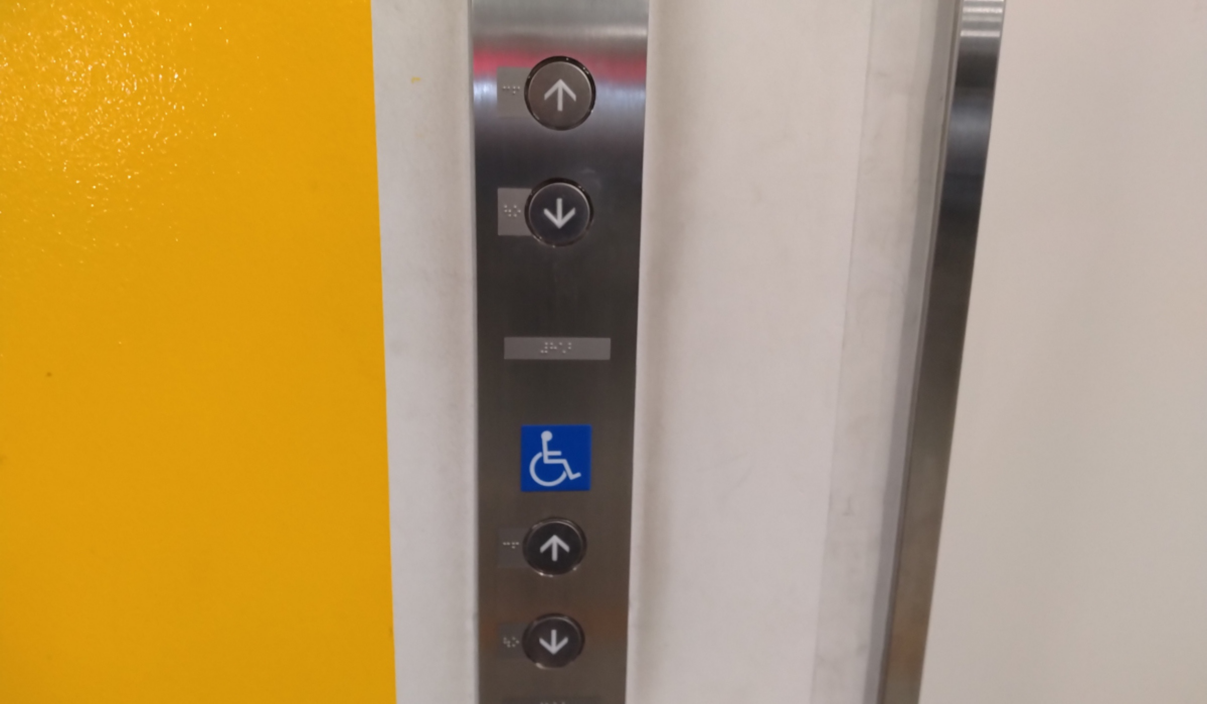 エレベーター呼び出しボタン