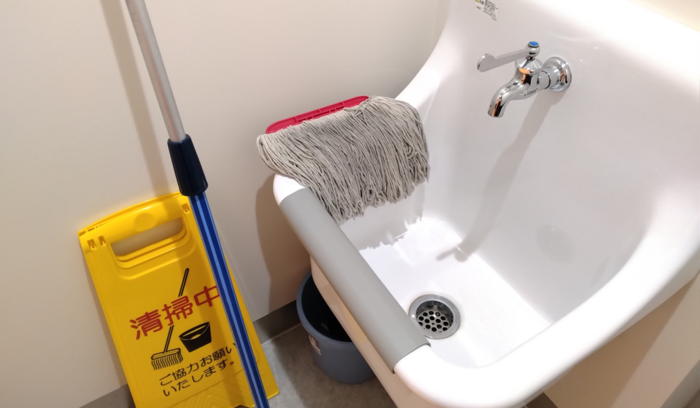 ビルトイレ内：SK室にあるモップ